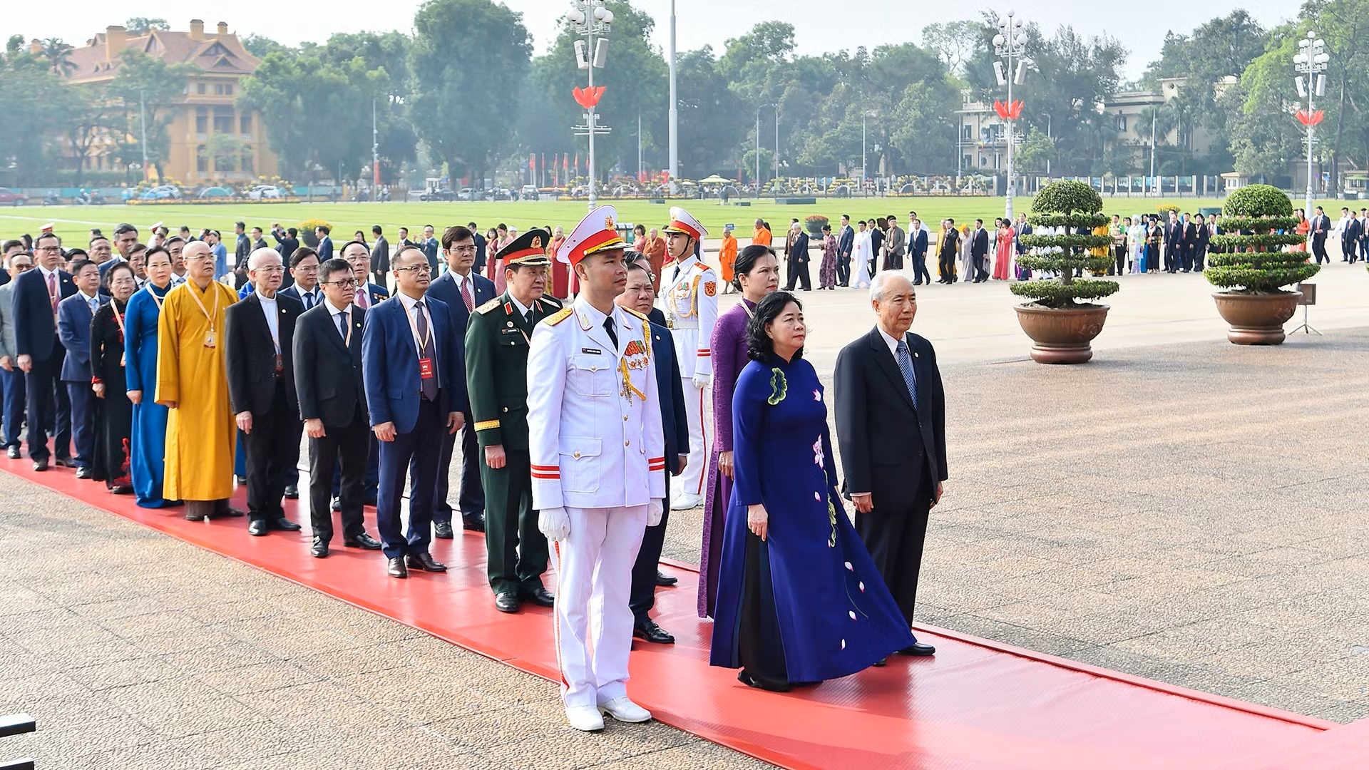 Đoàn đại biểu tham dự Đại hội đại biểu toàn quốc Mặt trận Tổ quốc Việt Nam lần thứ XI vào Lăng viếng Chủ tịch Hồ Chí Minh