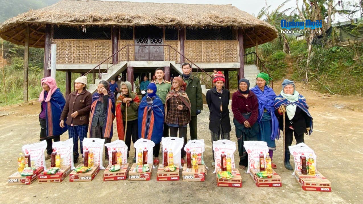 Trao quà Tết cho người dân khó khăn ở vùng cao