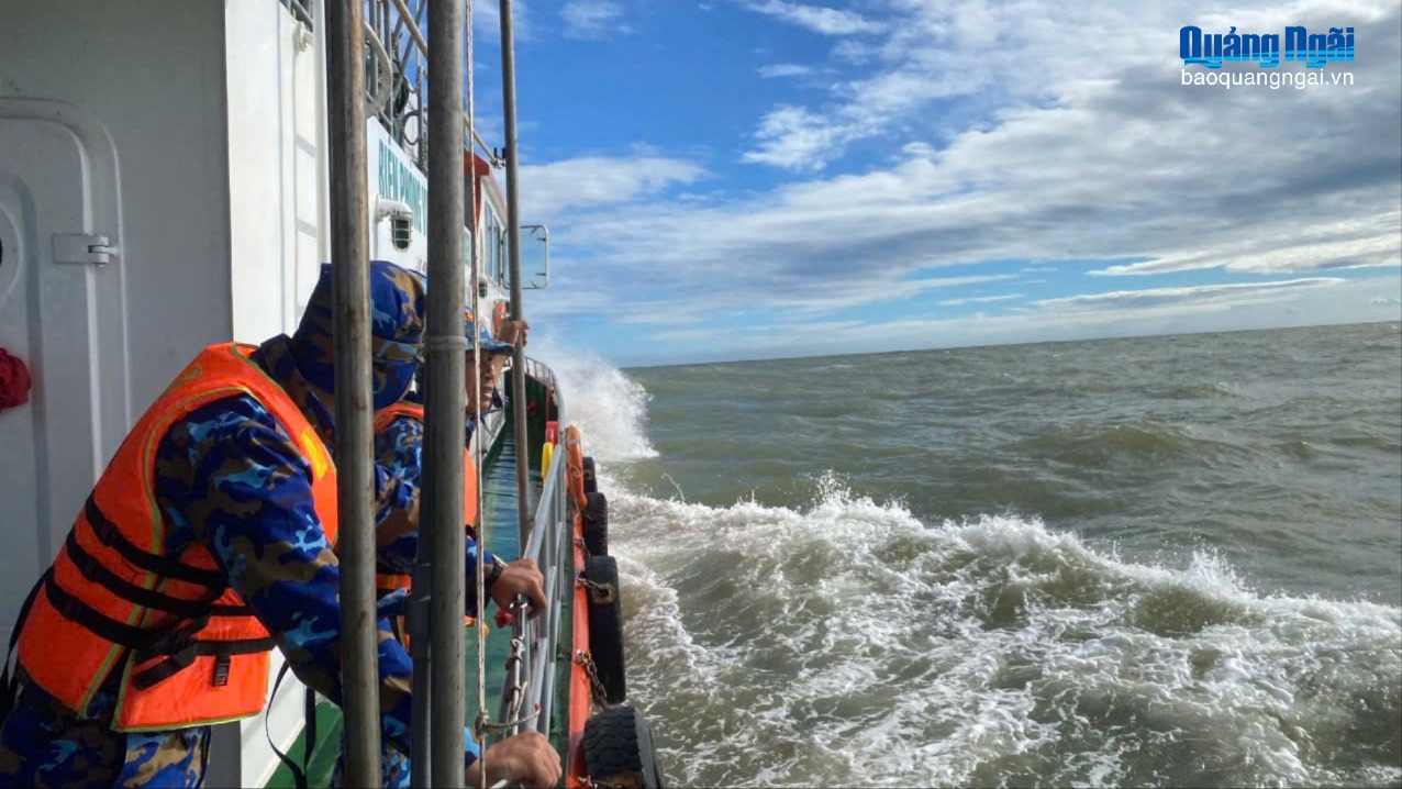 Quảng Ngãi: 6 người mất tích và bị thương, hơn 60 nhà bị tốc mái