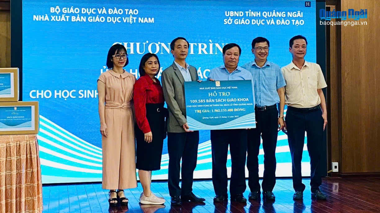 Tặng hơn 109 nghìn sách giáo khoa cho học sinh vùng lũ
