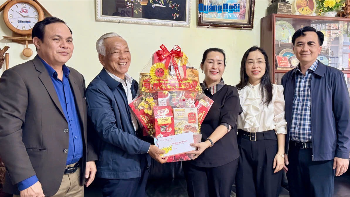 Phó Bí thư Tỉnh ủy Đinh Thị Hồng Minh chúc Tết nguyên lãnh đạo tỉnh