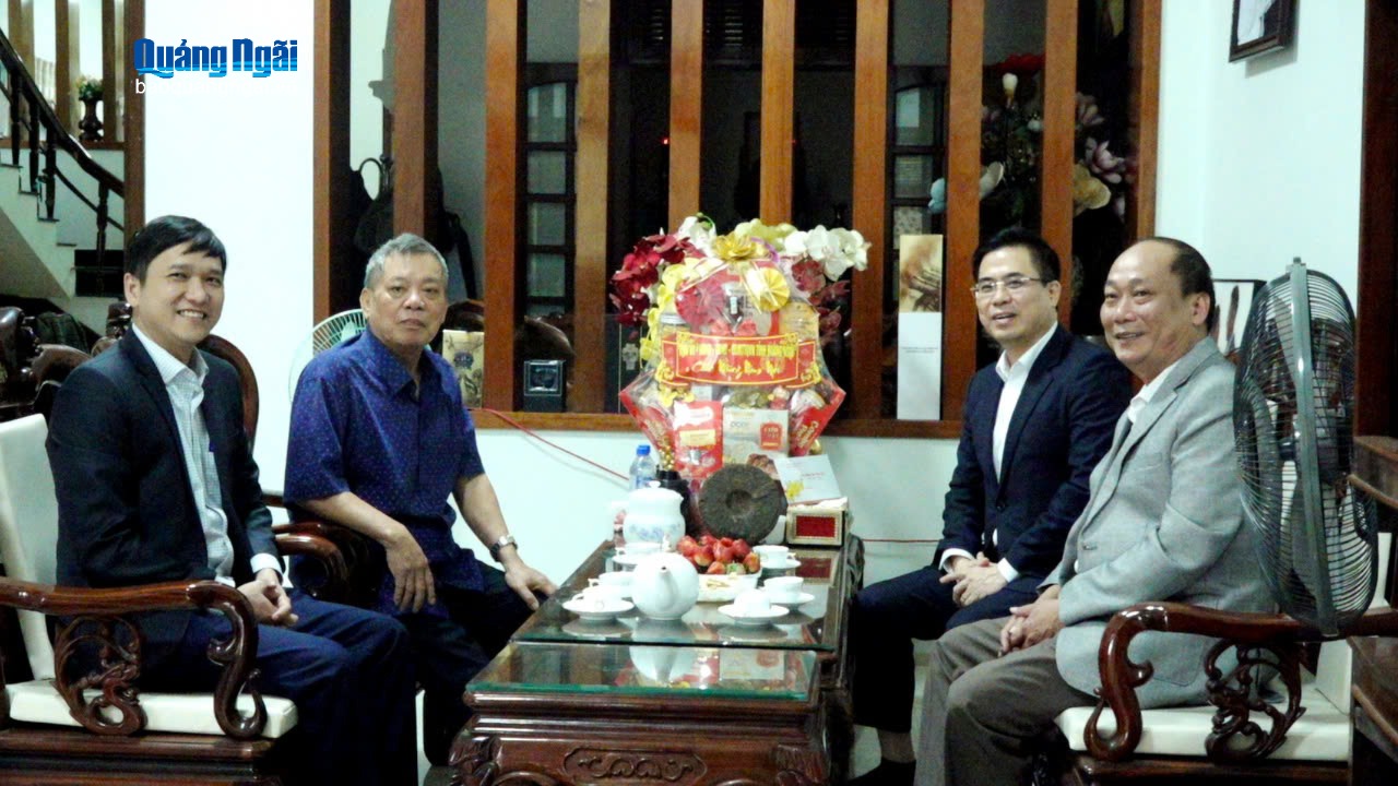 Đồng chí Nguyễn Hoàng Giang thăm, chúc Tết nguyên lãnh đạo tỉnh