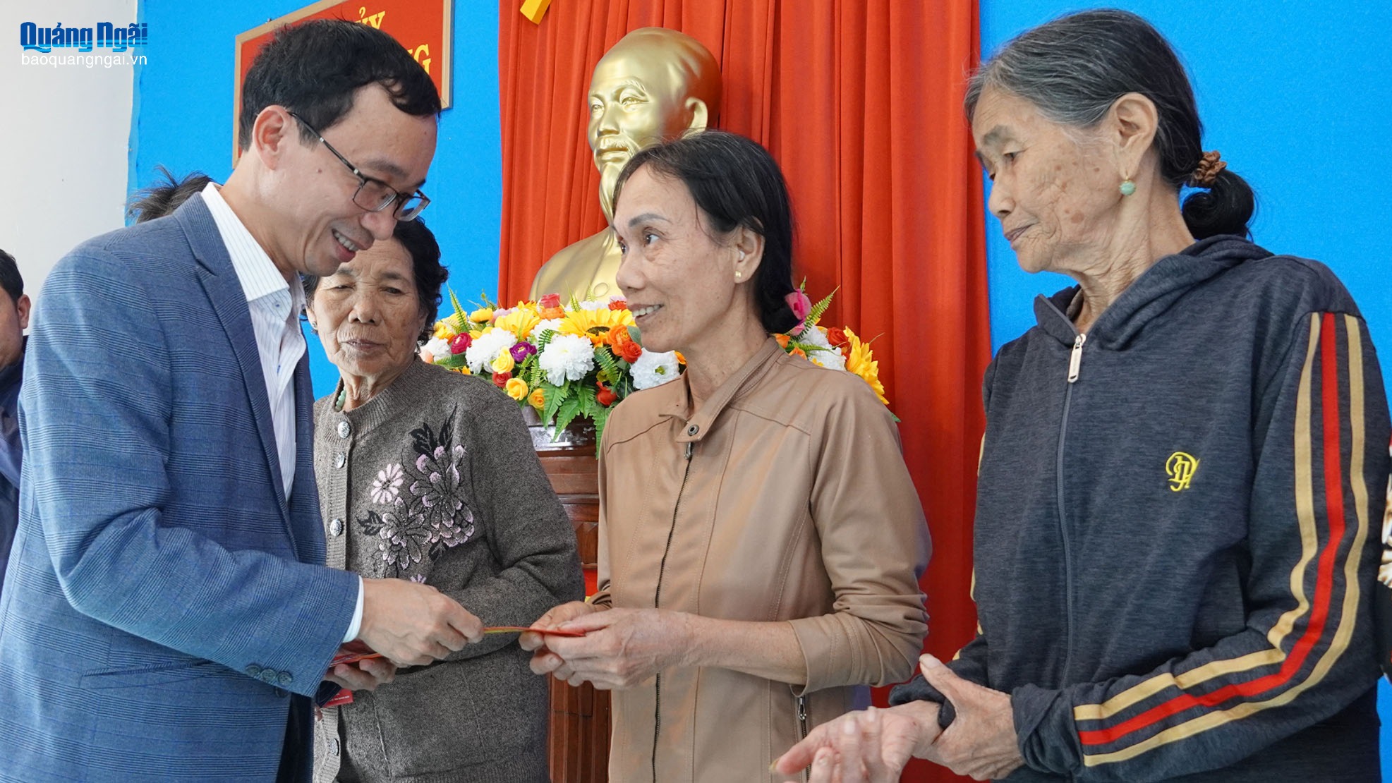 Trao 60 suất quà Tết, thăm gia đình chính sách tiêu biểu ở xã Long Phụng