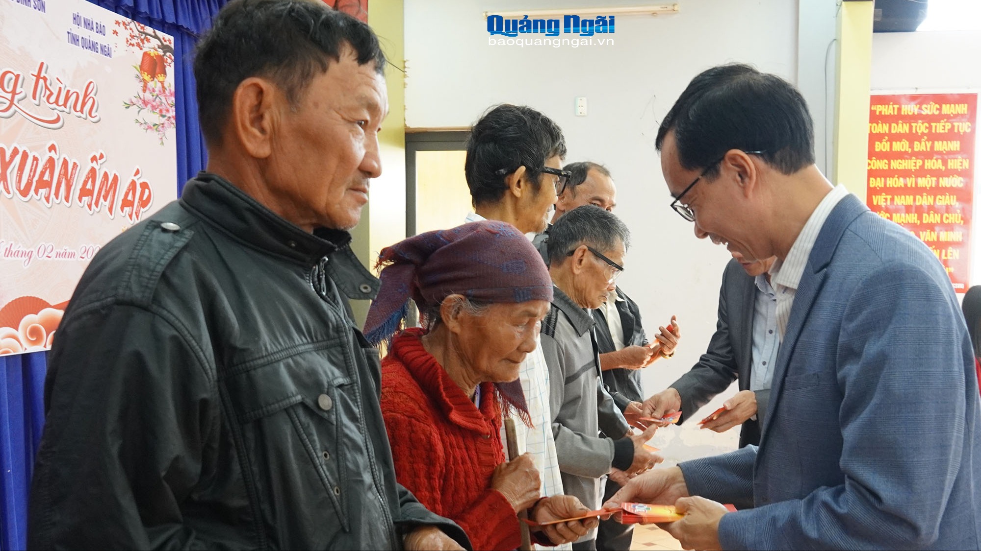 Trao 140 suất quà Tết cho người dân xã Đình Cương, Nghĩa Hành