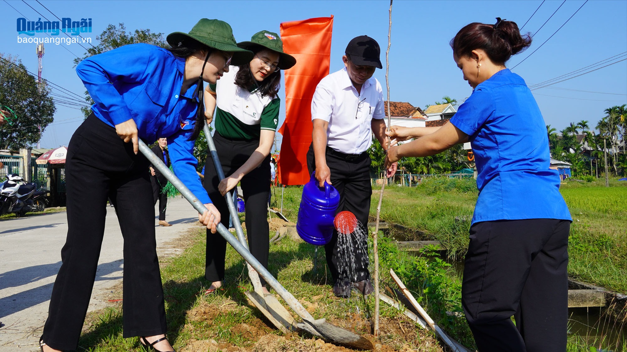 Trồng 120 cây hoa ban tại xã Trường Giang