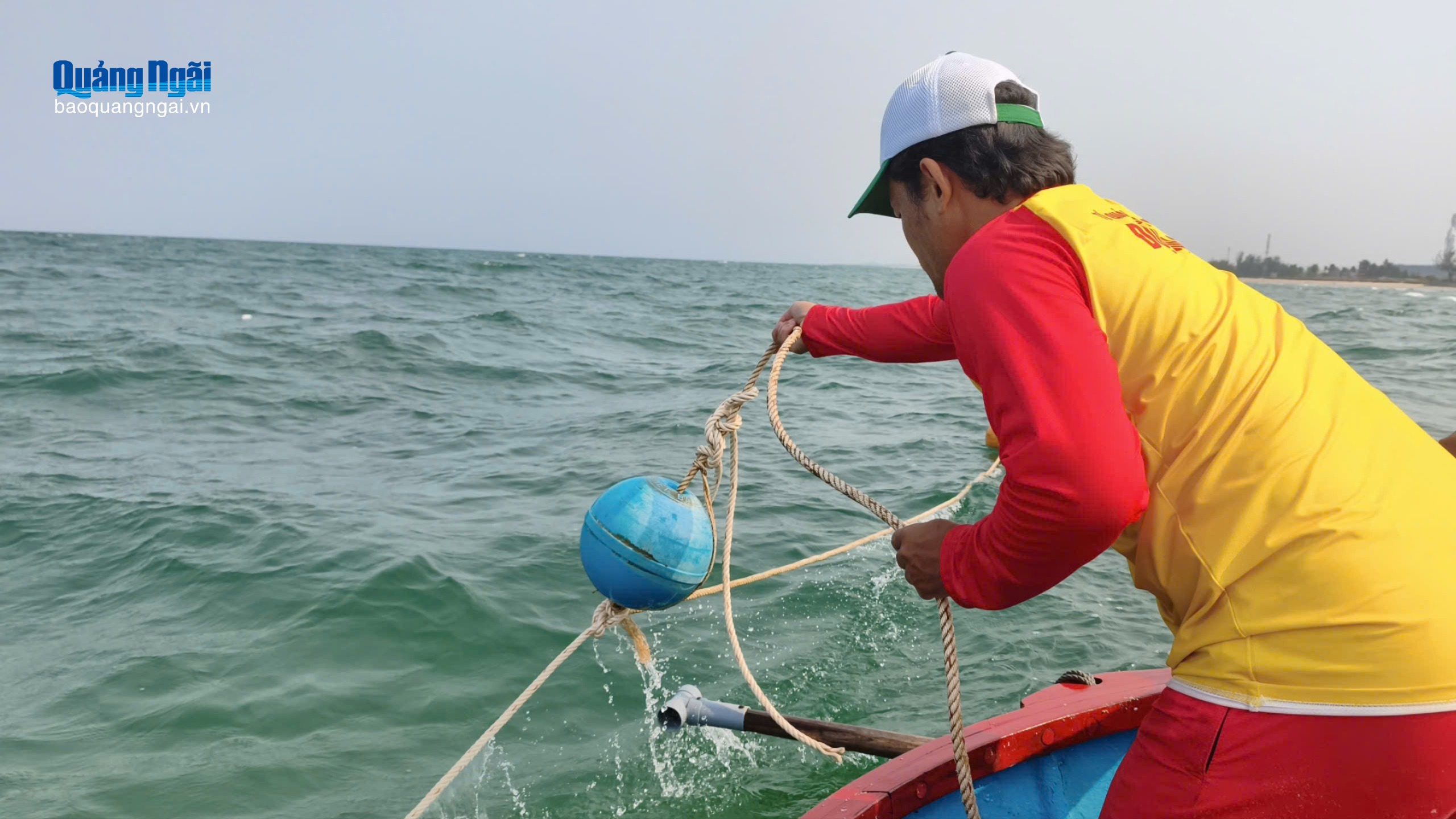 Thả phao, khoanh vùng khu vực tắm an toàn tại bãi biển Mỹ Khê