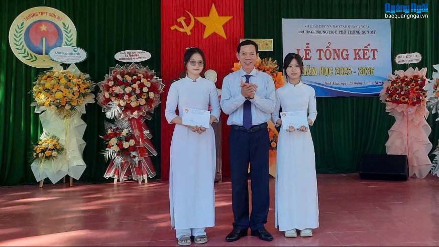 Trao 300 suất học bổng khuyến học cho học sinh khó khăn