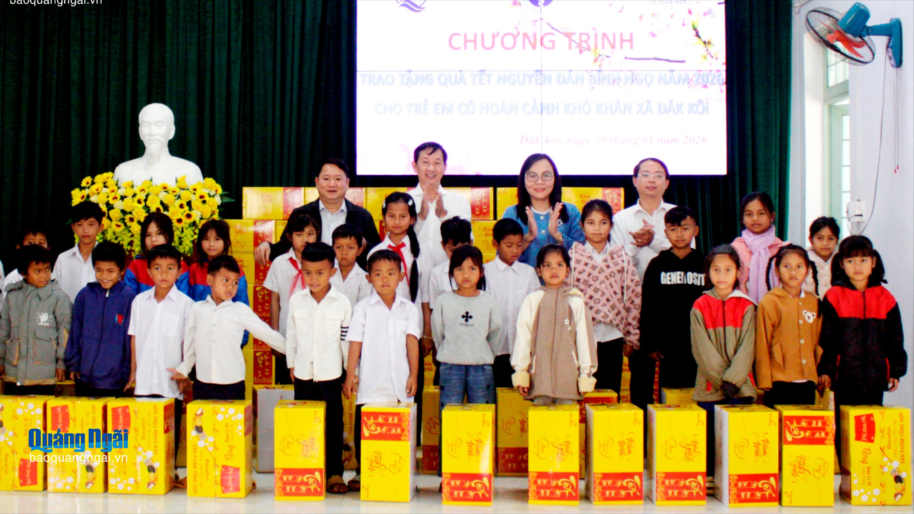 Trao quà Tết cho trẻ em có hoàn cảnh khó khăn tại xã Đăk Kôi