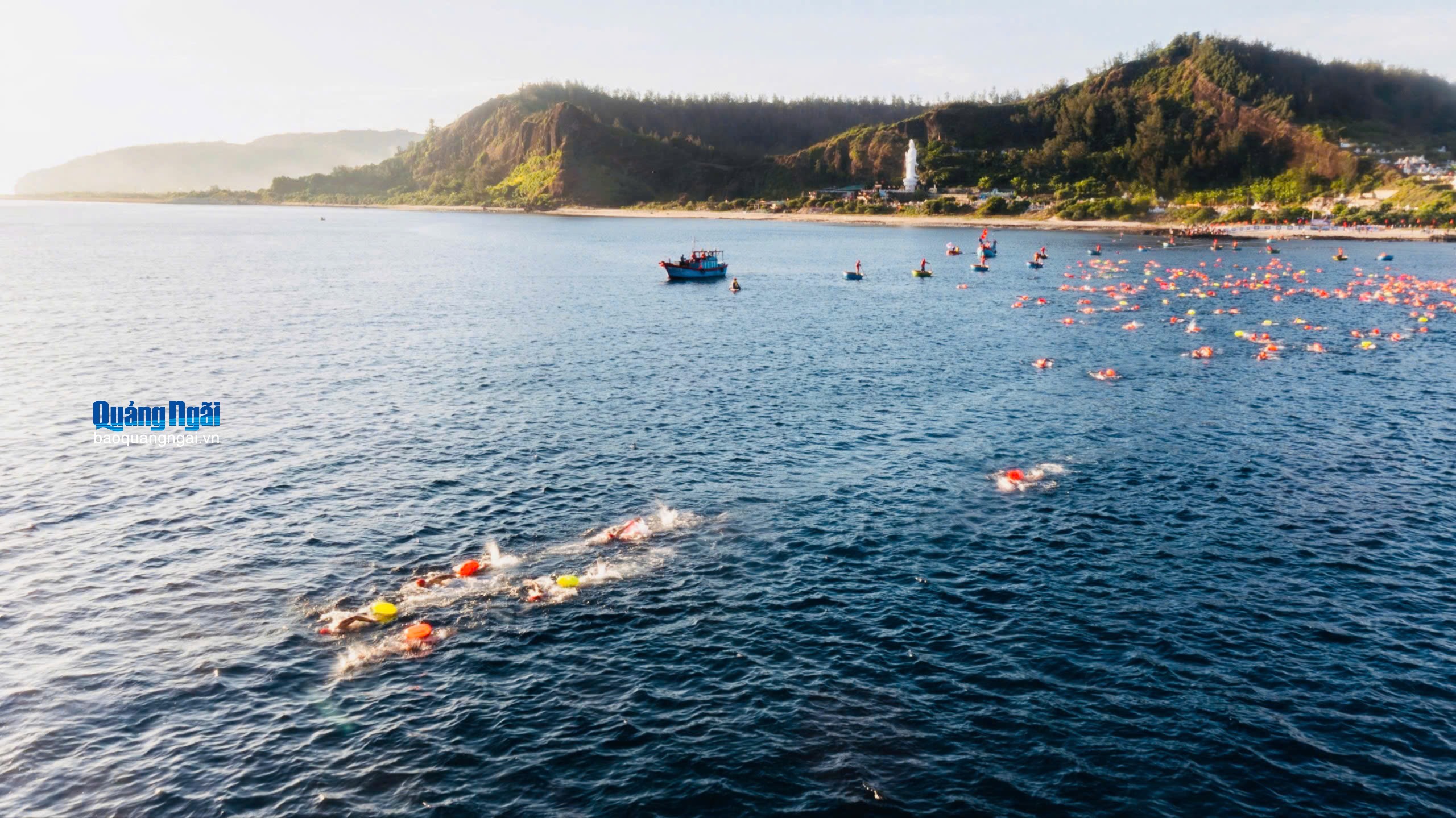 Ấn tượng giải bơi vượt biển Lý Sơn Cross Island 2026
