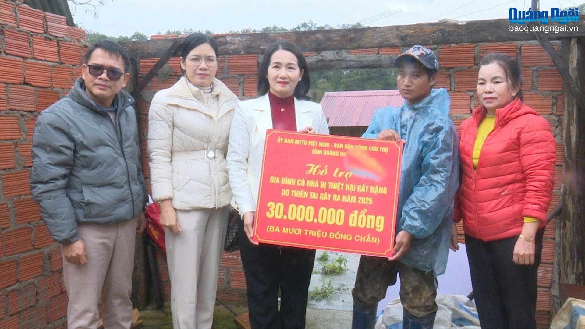 Trao kinh phí hỗ trợ các hộ dân bị thiệt hại nặng do thiên tai