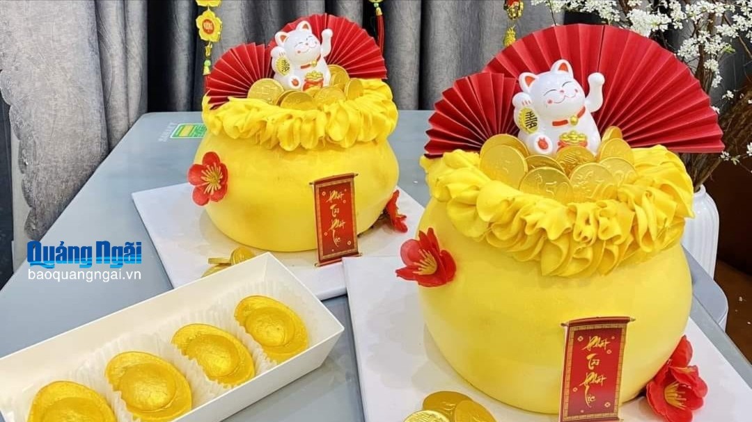 Bánh hình thỏi vàng hút khách ngày vía Thần tài