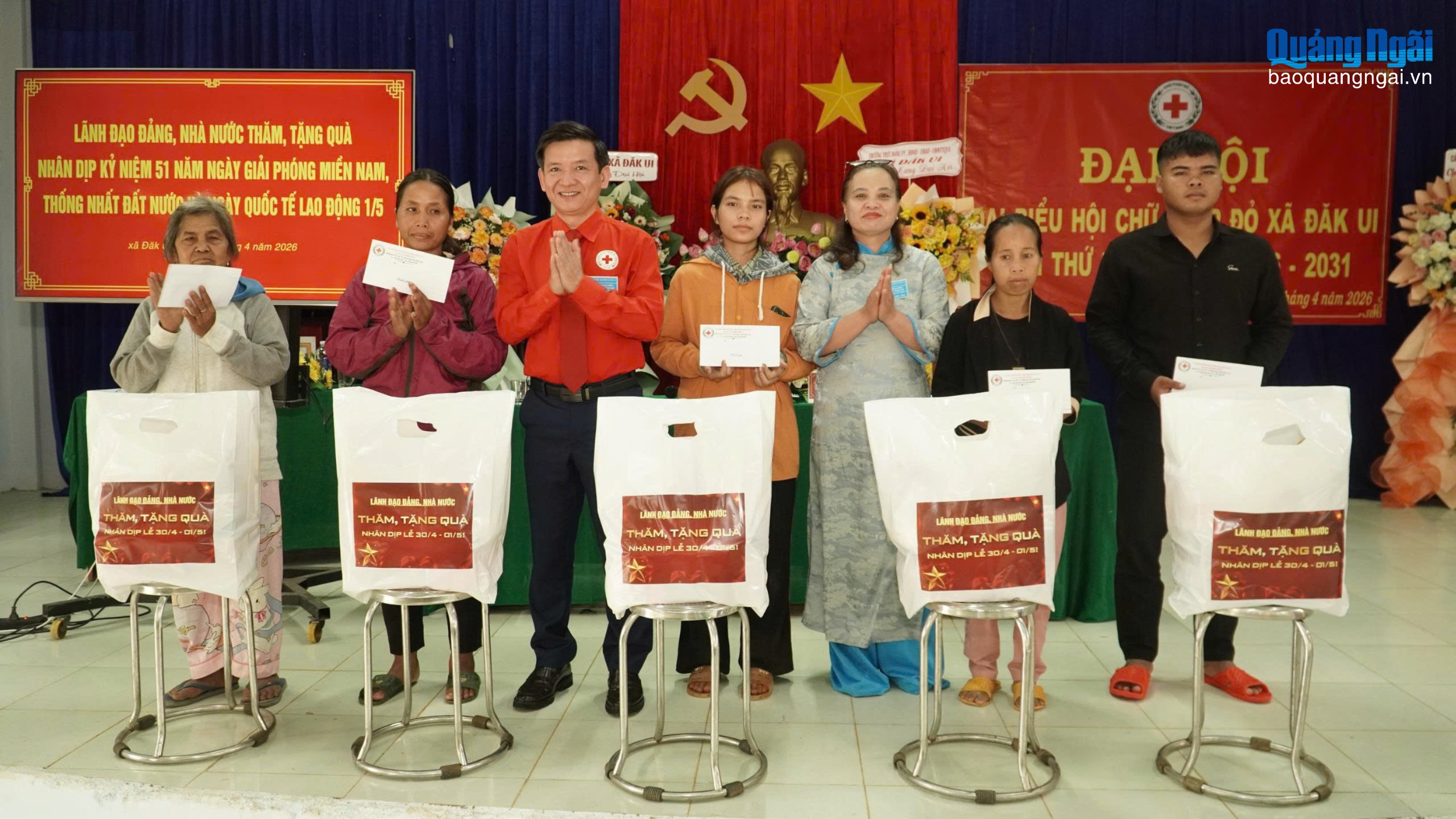 Tặng quà hộ nghèo, hộ có hoàn cảnh khó khăn xã Đăk Ui