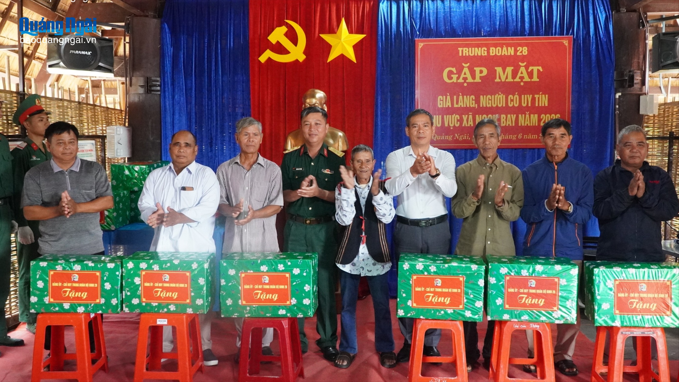 Tặng quà già làng, người có uy tín ở xã Ngọk Bay