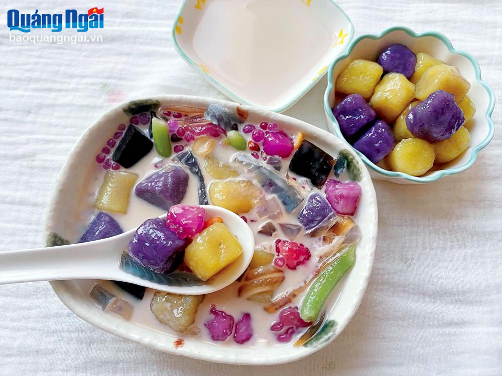 QUÁN CHÈ BÀ THÌN TRÊN PHỐ BÁT ĐÀN HẤP DẪN VỚI XÔI CHÈ NÓNG HỔI MỖI SÁNG