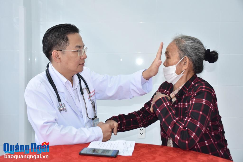 Khám bệnh, cấp phát thuốc miễn phí cho gần 1.000 người dân huyện Mộ Đức