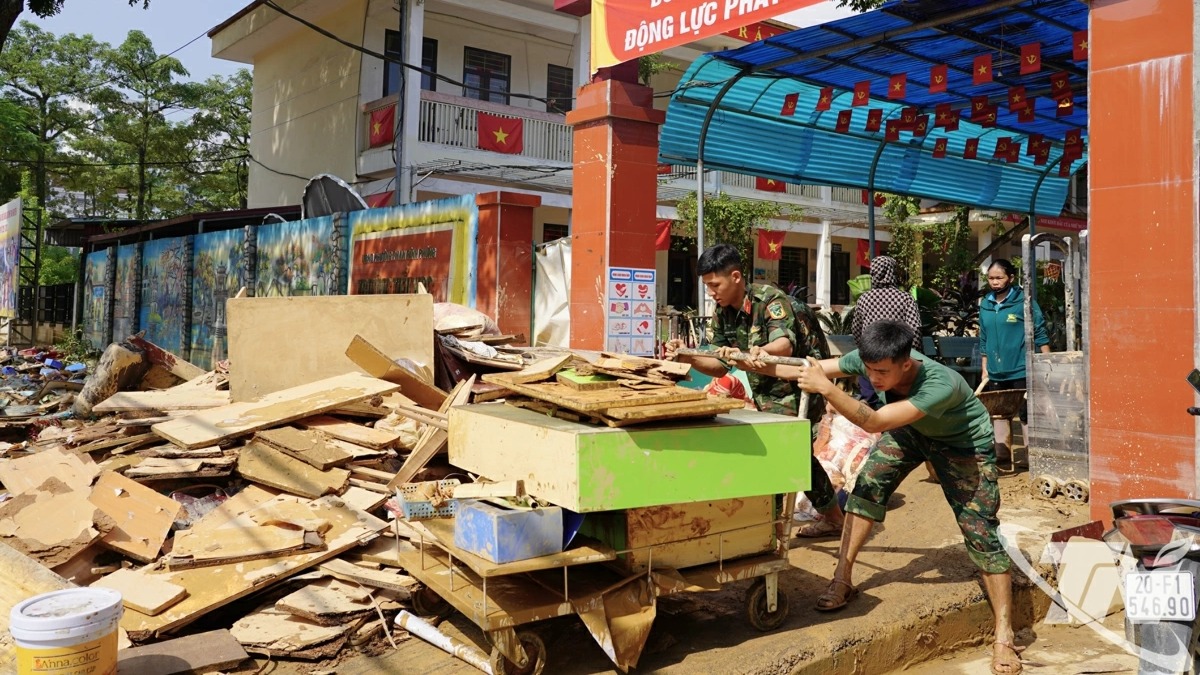 Đánh giá, khắc phục thiệt hại do bão số 11 gây ra đối với ngành Giáo dục, sớm đưa học sinh trở lại trường học