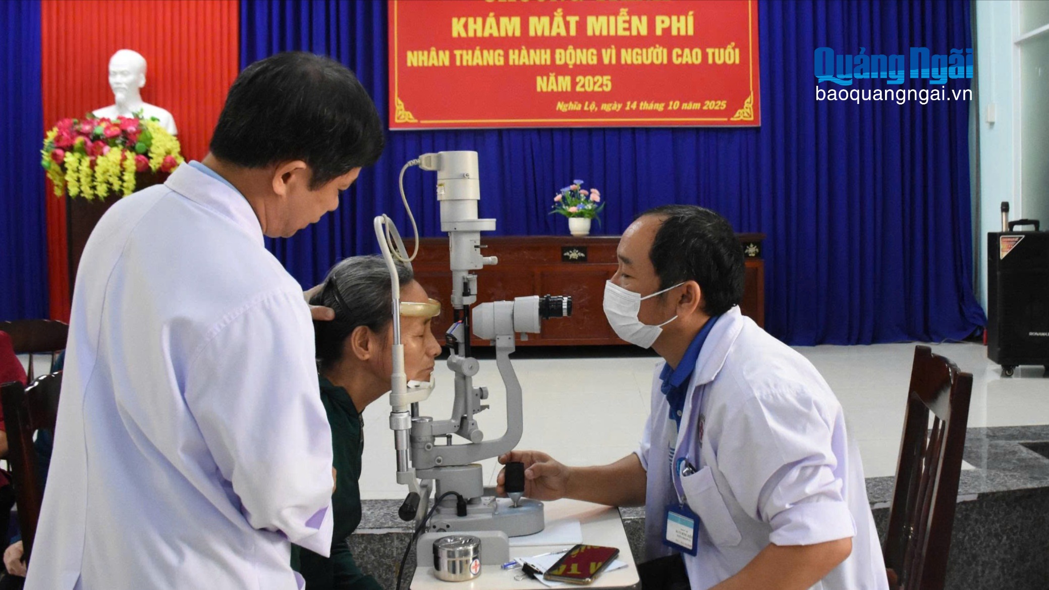 Hơn 100 người cao tuổi phường Nghĩa Lộ được khám mắt miễn phí