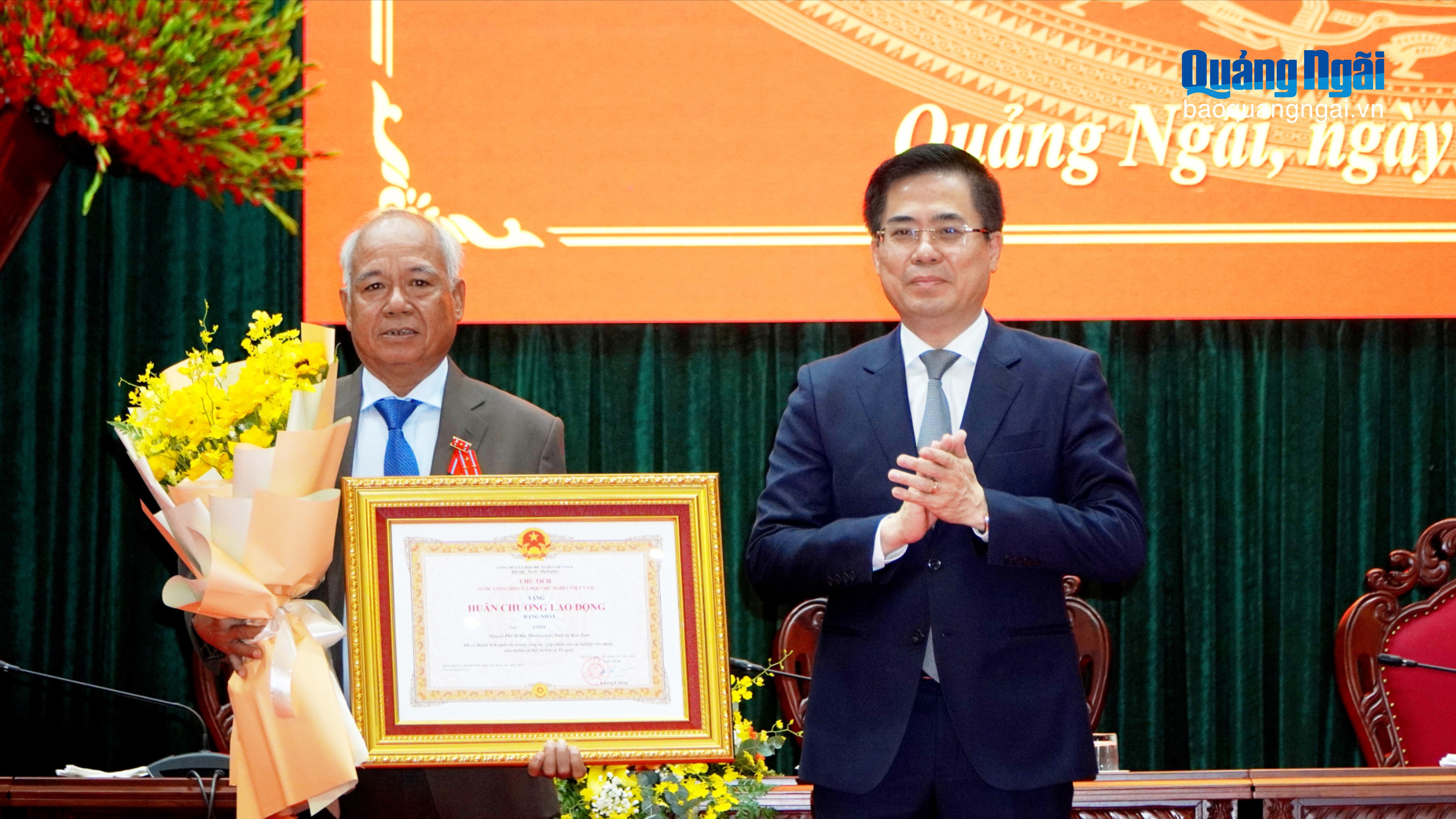 Trao tặng Huân chương Lao động hạng Nhất cho đồng chí A Pớt