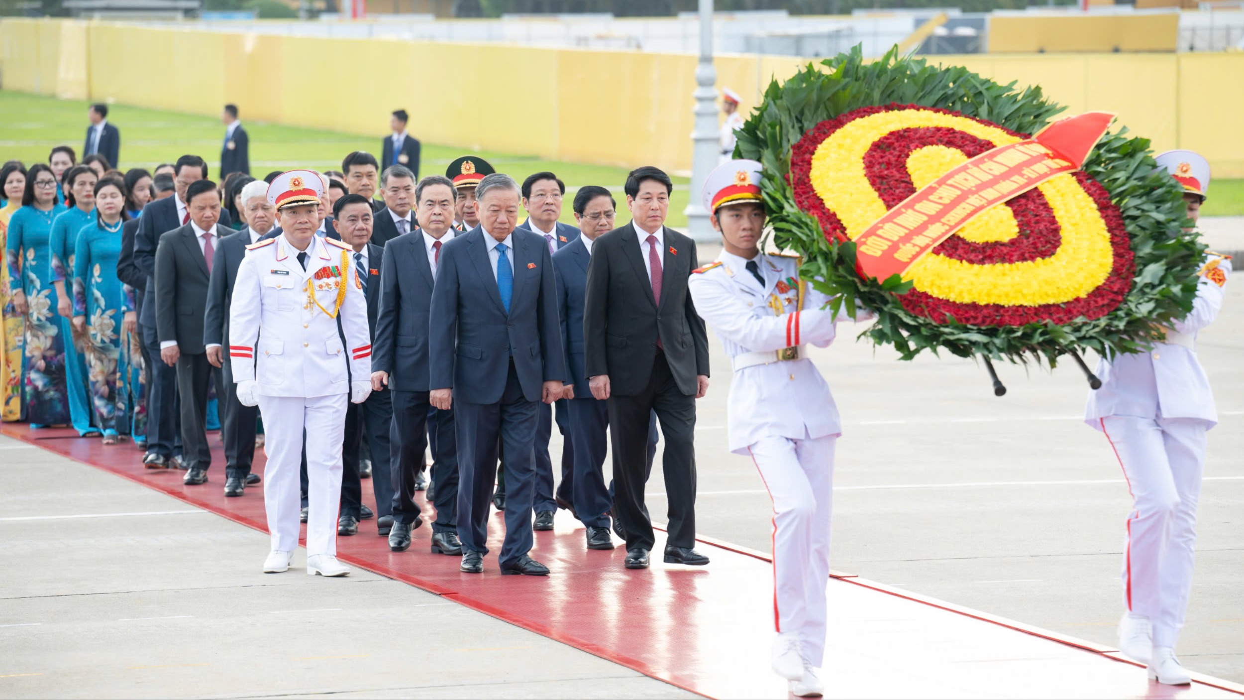 Các đại biểu Quốc hội đặt vòng hoa, vào Lăng viếng Chủ tịch Hồ Chí Minh trước Kỳ họp thứ 10, Quốc hội khóa XV