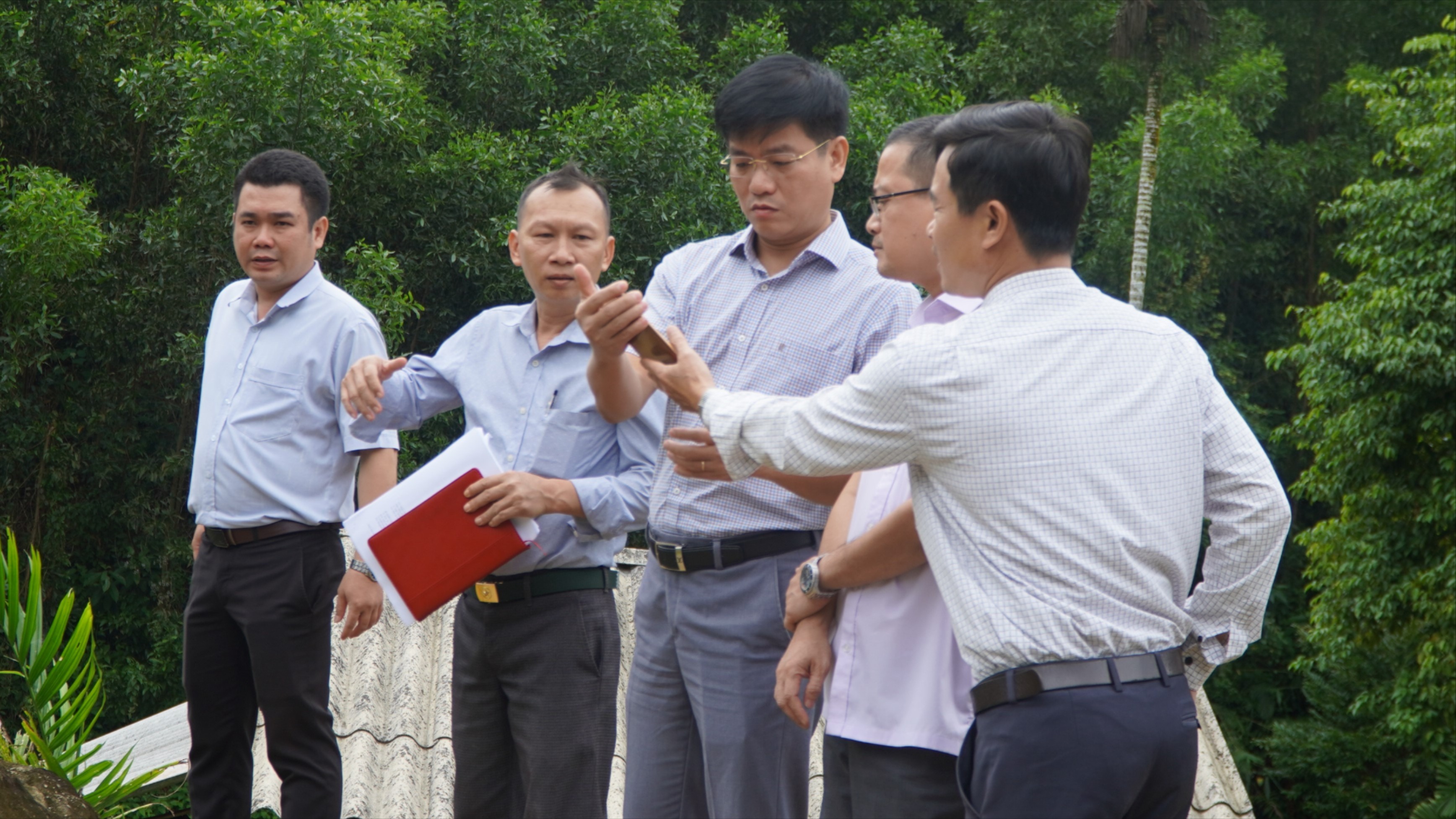 Phó Chủ tịch UBND tỉnh Đỗ Tâm Hiển kiểm tra công tác ứng phó với bão tại xã Ba Vinh