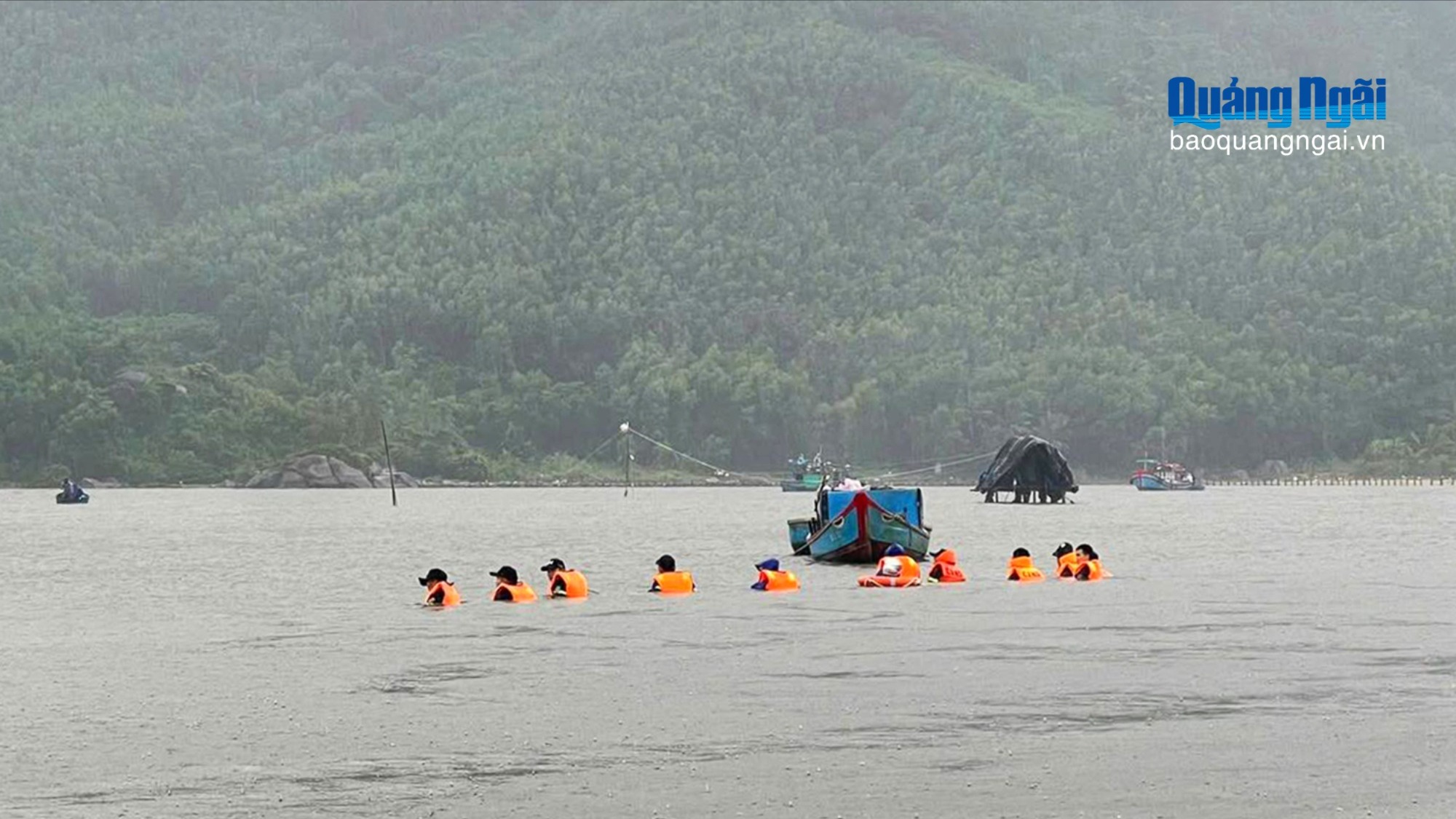 Đi thả lưới bắt cá, một người đàn ông bị đuối nước