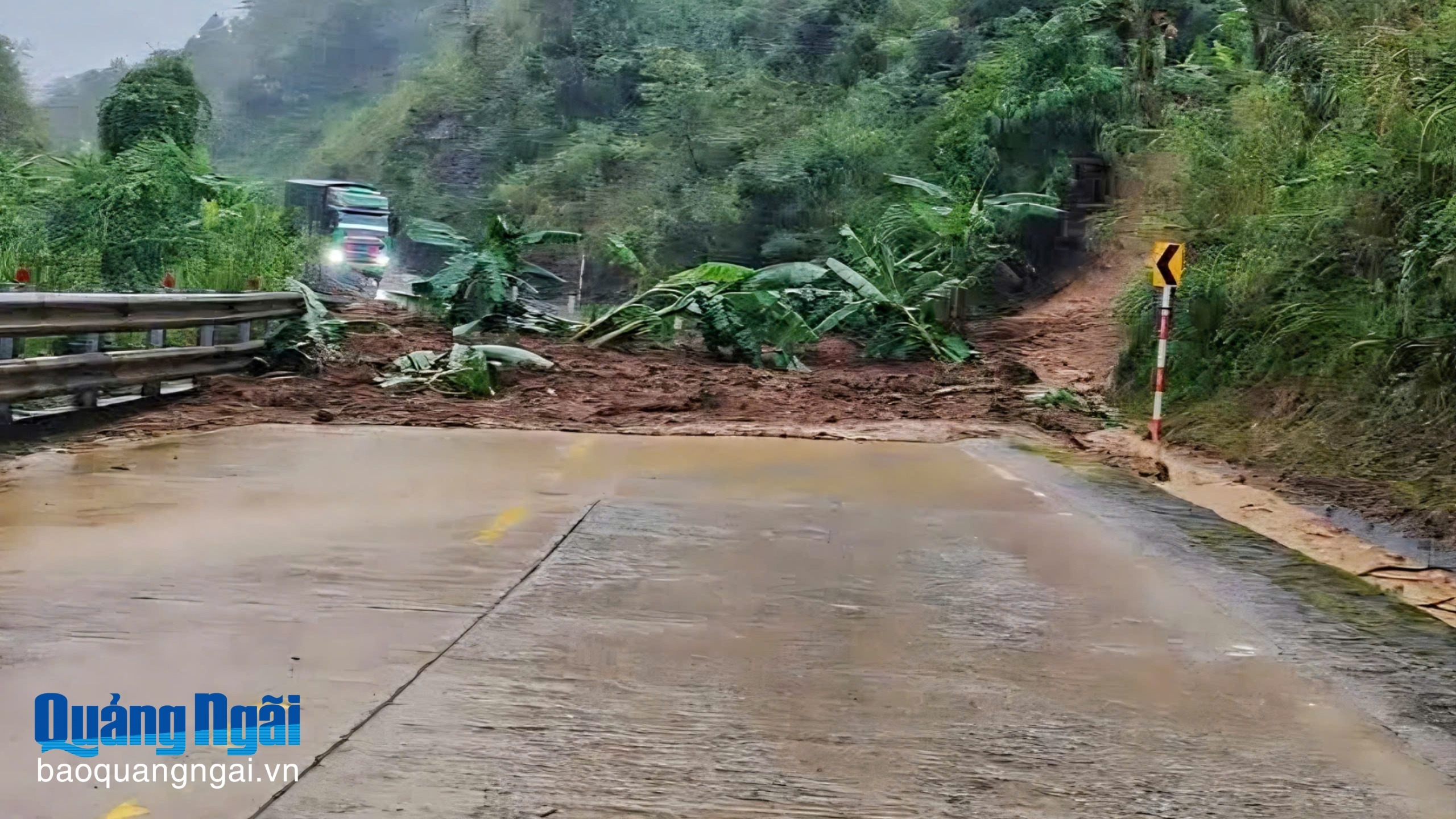 Sạt lở nhiều điểm trên đèo Lò Xo, gây ách tắc giao thông