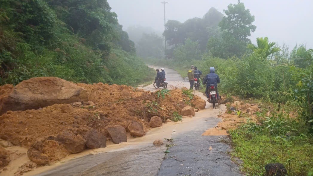 Tăng cường bám sát địa bàn ứng phó lũ quét, sạt lở đất