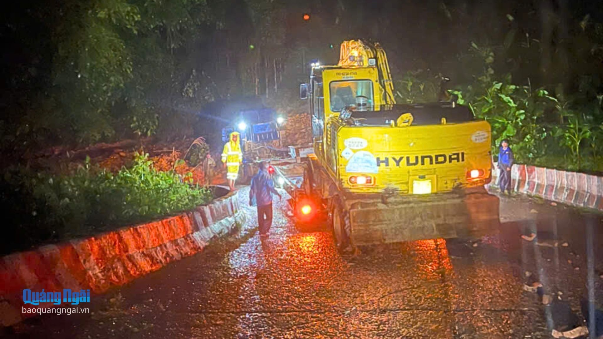 Nhiều tuyến đường ở miền núi Quảng Ngãi bị sạt lở