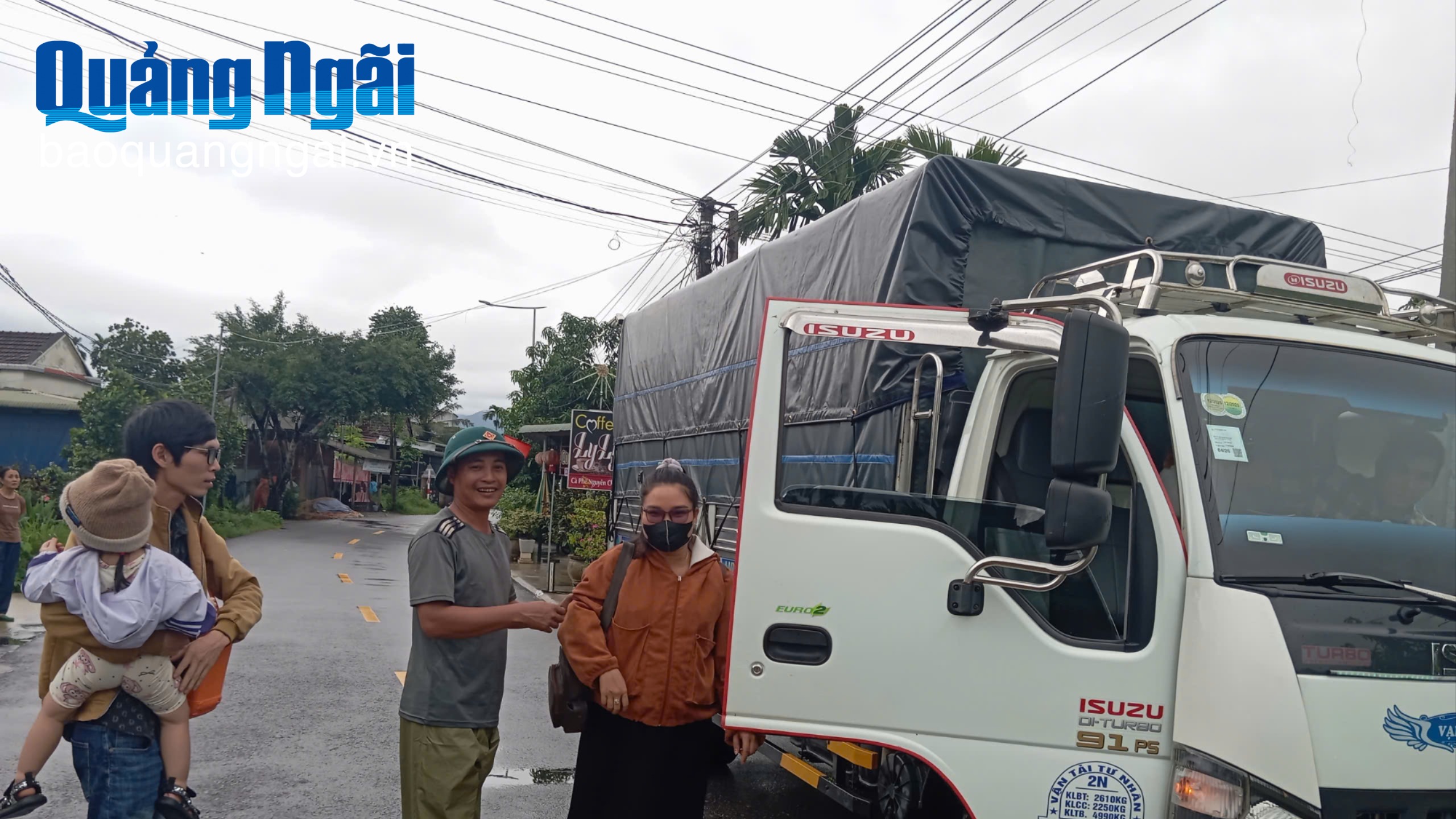 Lực lượng an ninh cơ sở đưa sản phụ ở xã Phước Giang đi sinh giữa tâm lũ