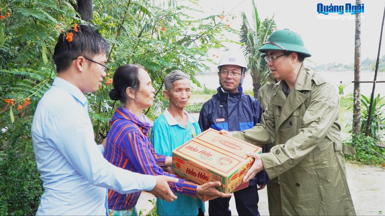 Chủ tịch UBND tỉnh Nguyễn Hoàng Giang kiểm tra, chỉ đạo khắc phục ngập lụt tại xã Bình Minh