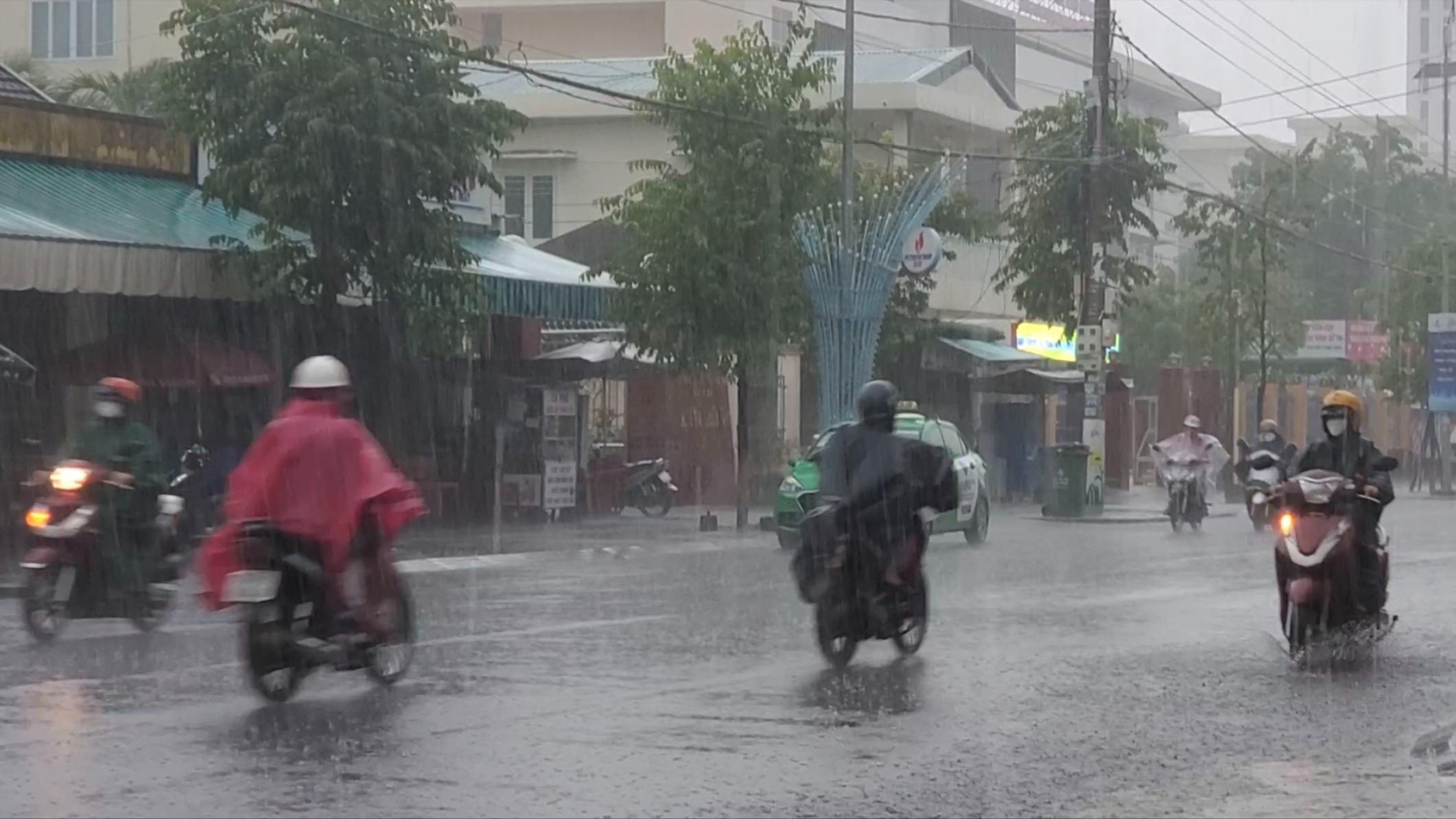 Quảng Ngãi cùng lúc cảnh báo dông, sét và nguy cơ lũ quét, sạt lở đất trong hôm nay