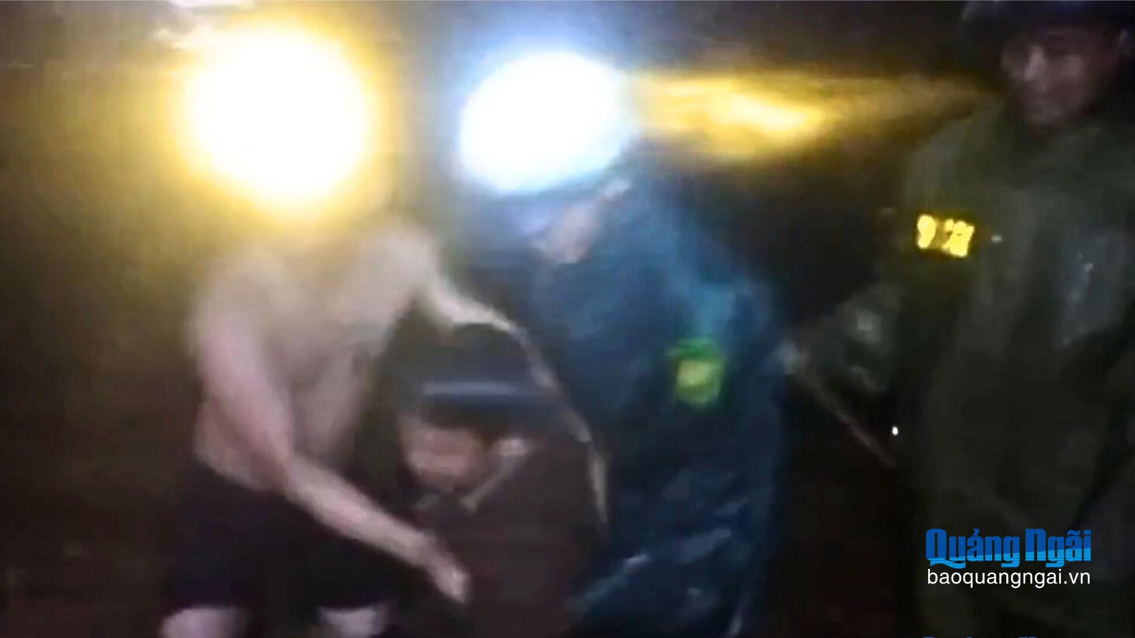 Giải cứu thành công người đàn ông mắc kẹt giữa dòng lũ