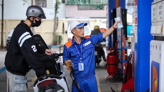 Giá xăng dầu bật tăng mạnh, dầu diesel tăng hơn 1.300 đồng/lít