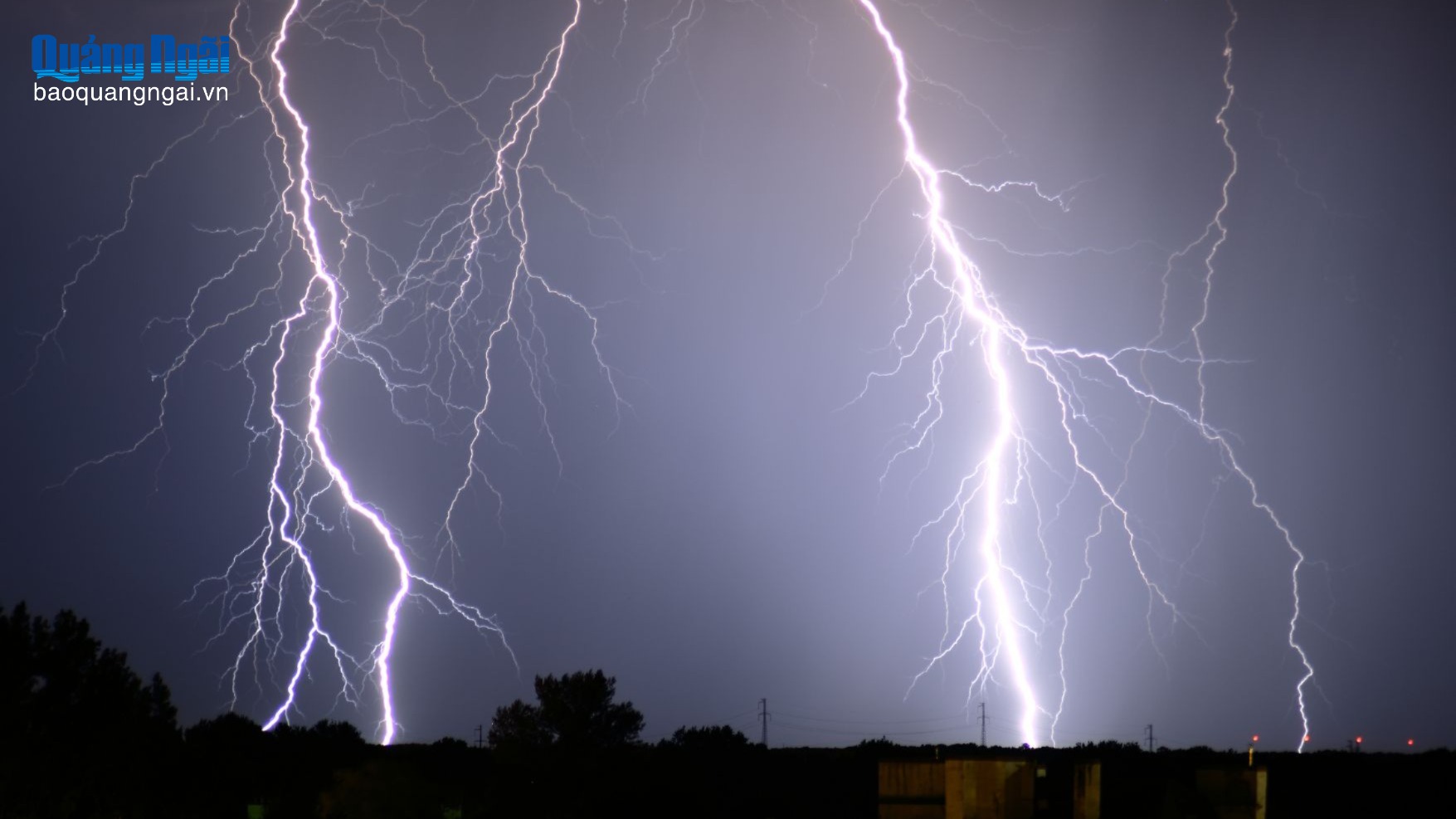 Cảnh báo dông, lốc, sét và mưa lớn cục bộ trong chiều tối nay (30/10)
