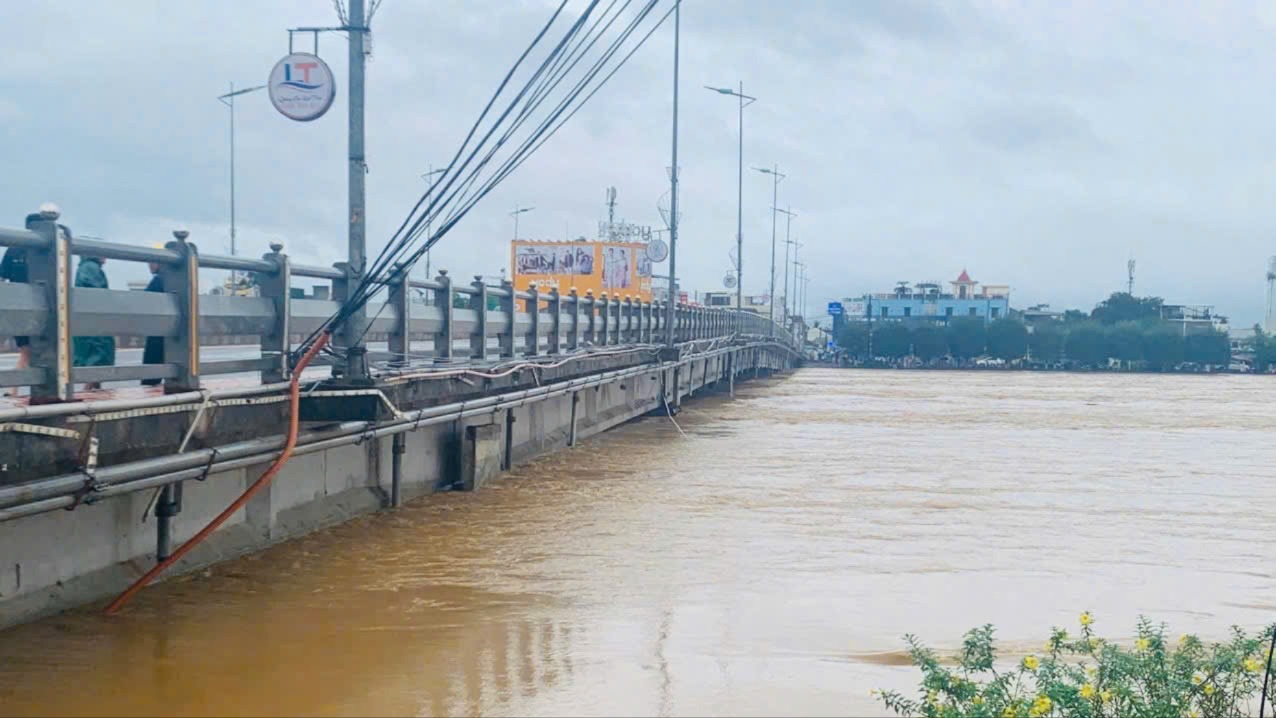 Lũ trên các sông Quảng Ngãi xuống chậm, nguy cơ ngập lụt và sạt lở đất ở một số địa phương vẫn cao