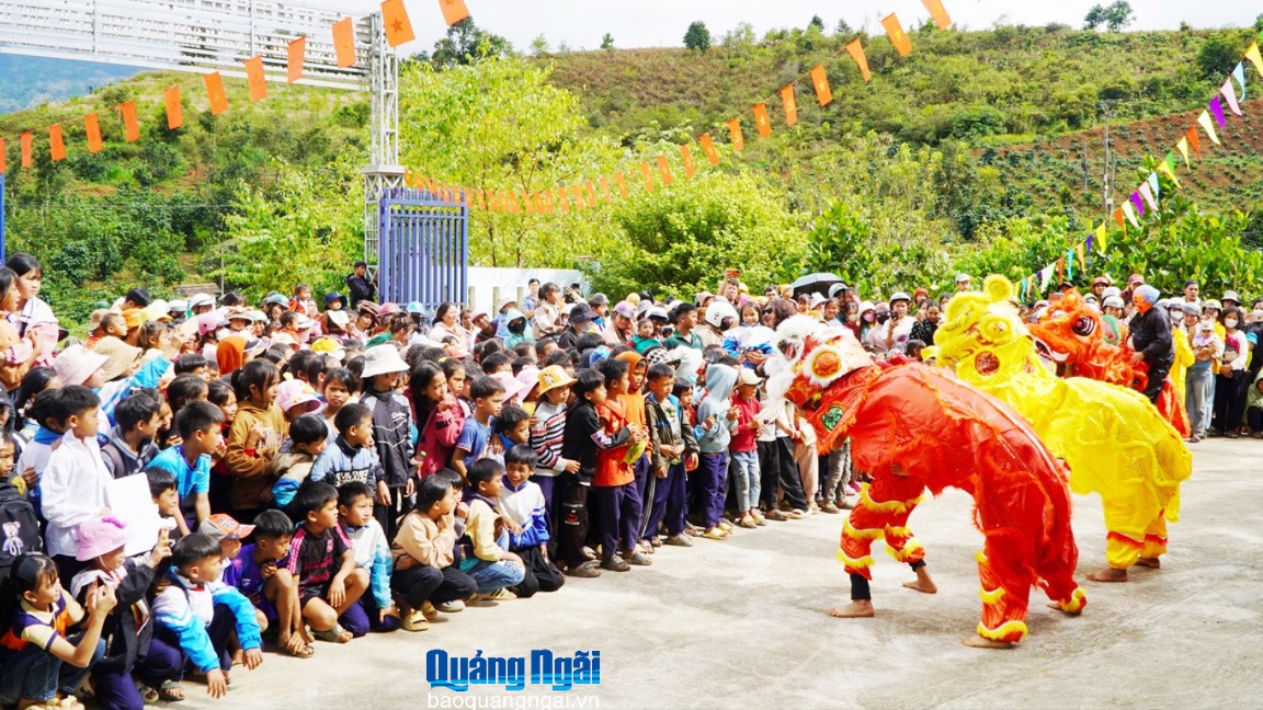 ''Rước trăng lên bản'' ở Măng Ri