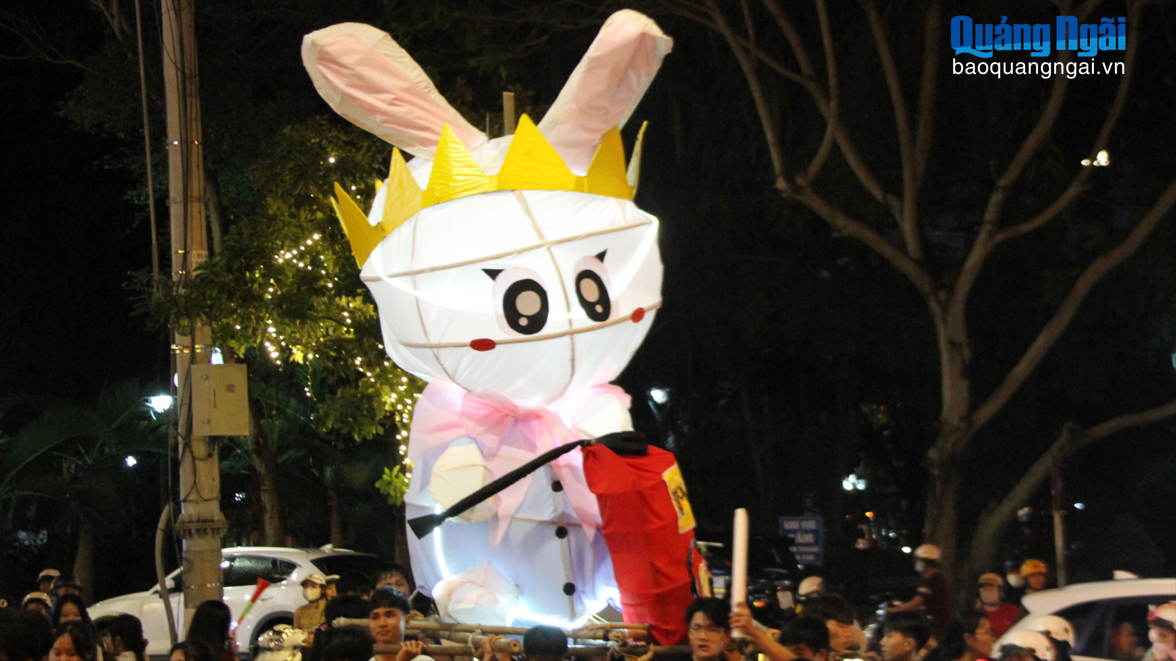 Lồng đèn khổng lồ xuống phố đón Trung thu