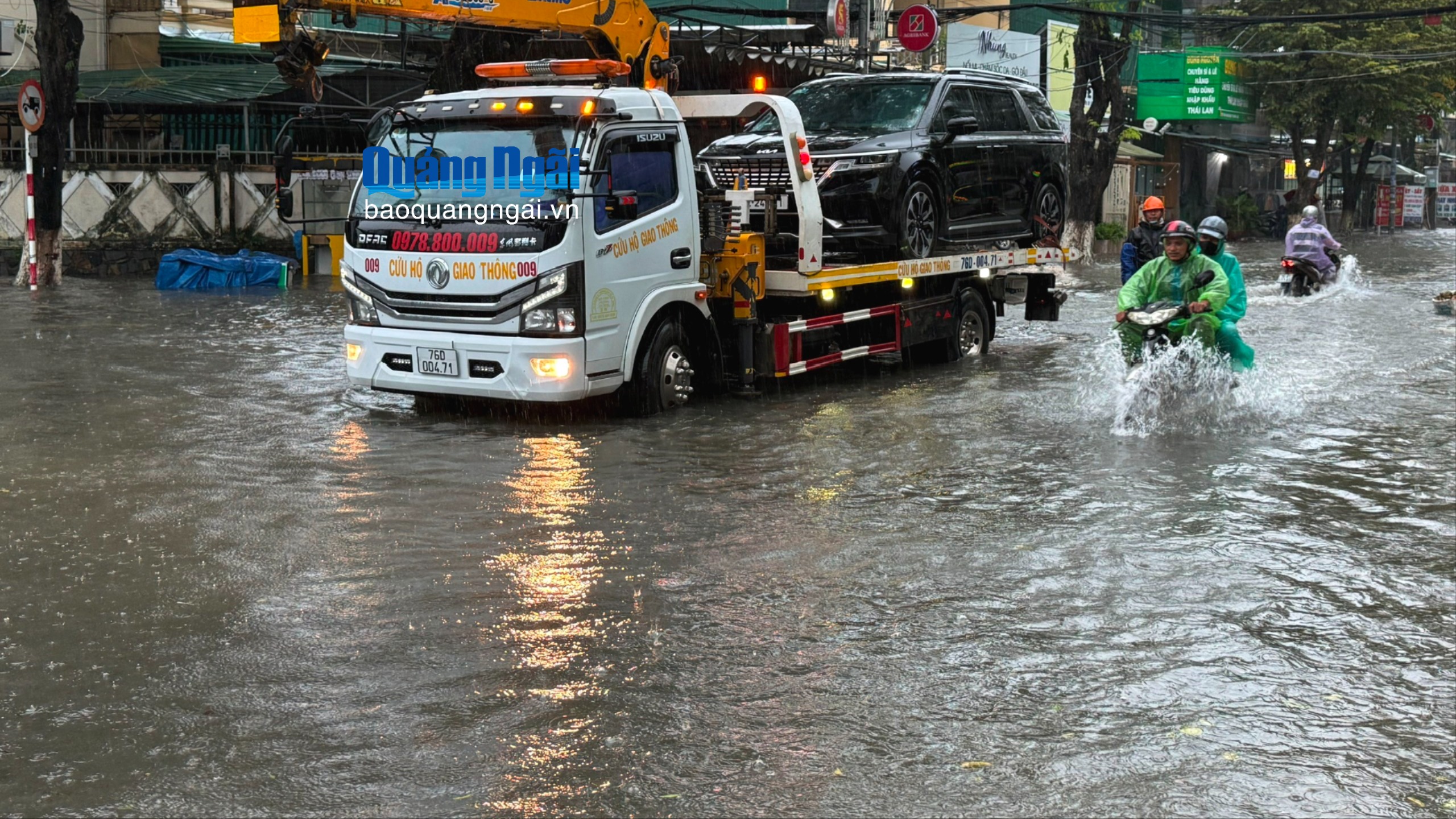 Mưa lớn khiến nhiều tuyến đường trung tâm tỉnh ngập sâu trong nước