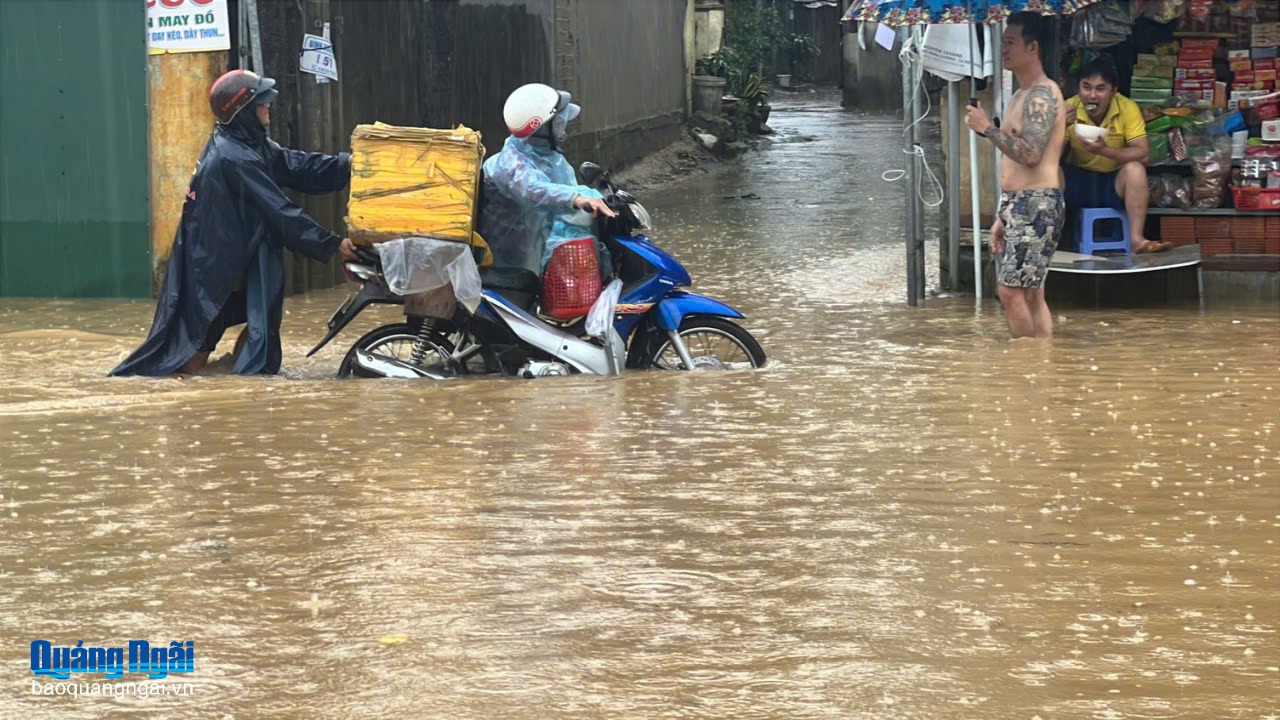 Người dân hạ lưu sông Trà Bồng khẩn trương chạy lũ