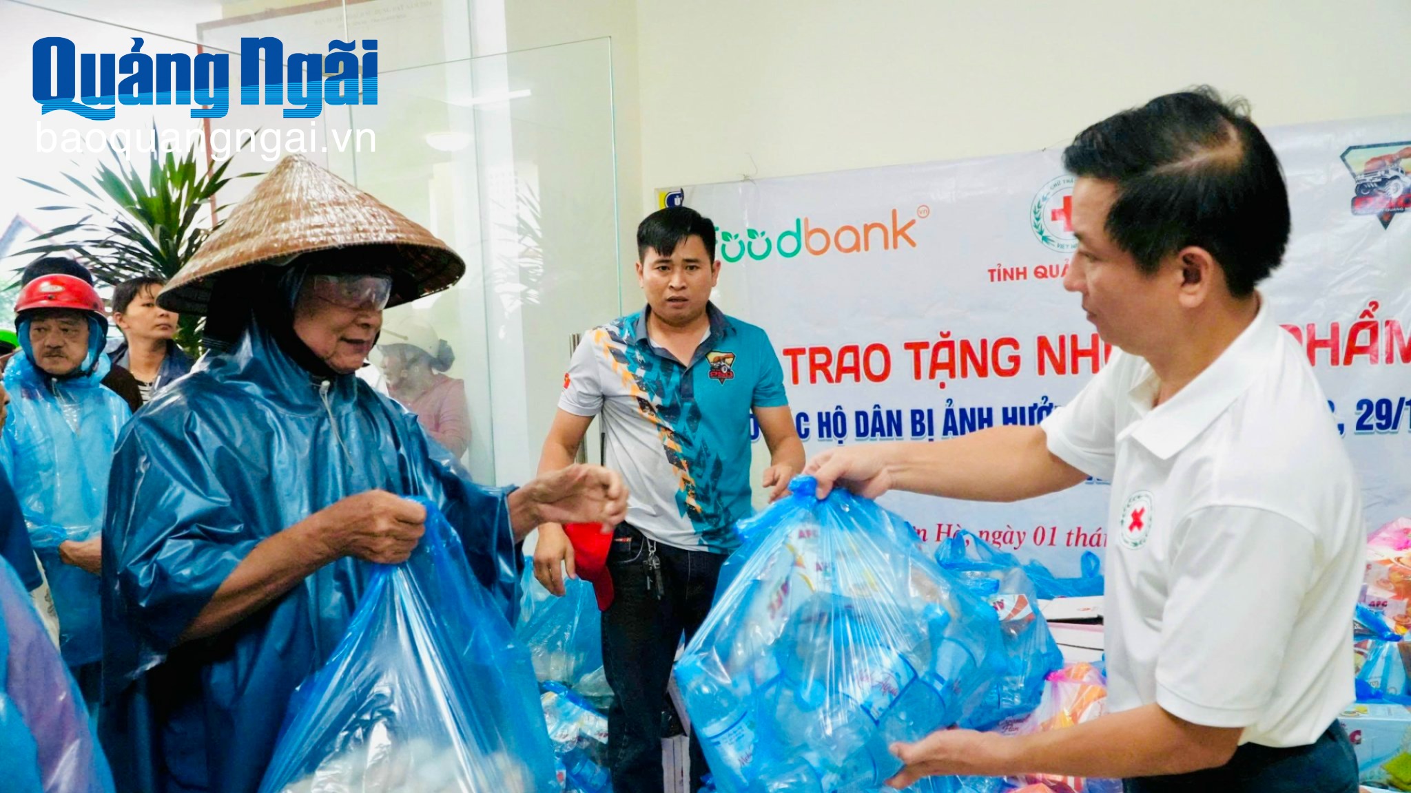 Tặng 100 suất quà cho người dân bị thiệt hại do mưa lũ