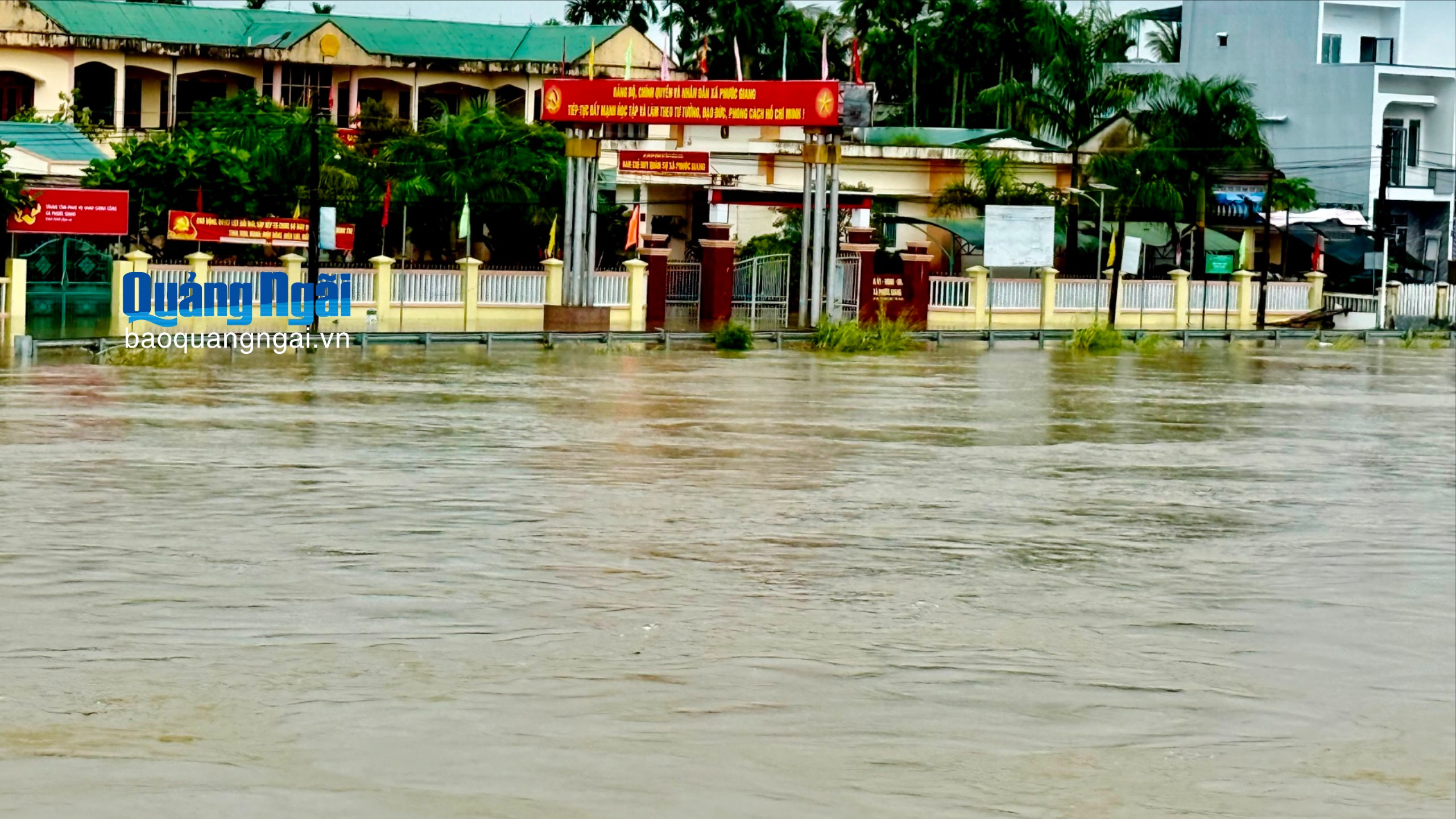 Người dân ven sông Phước Giang ứng phó ngập lụt