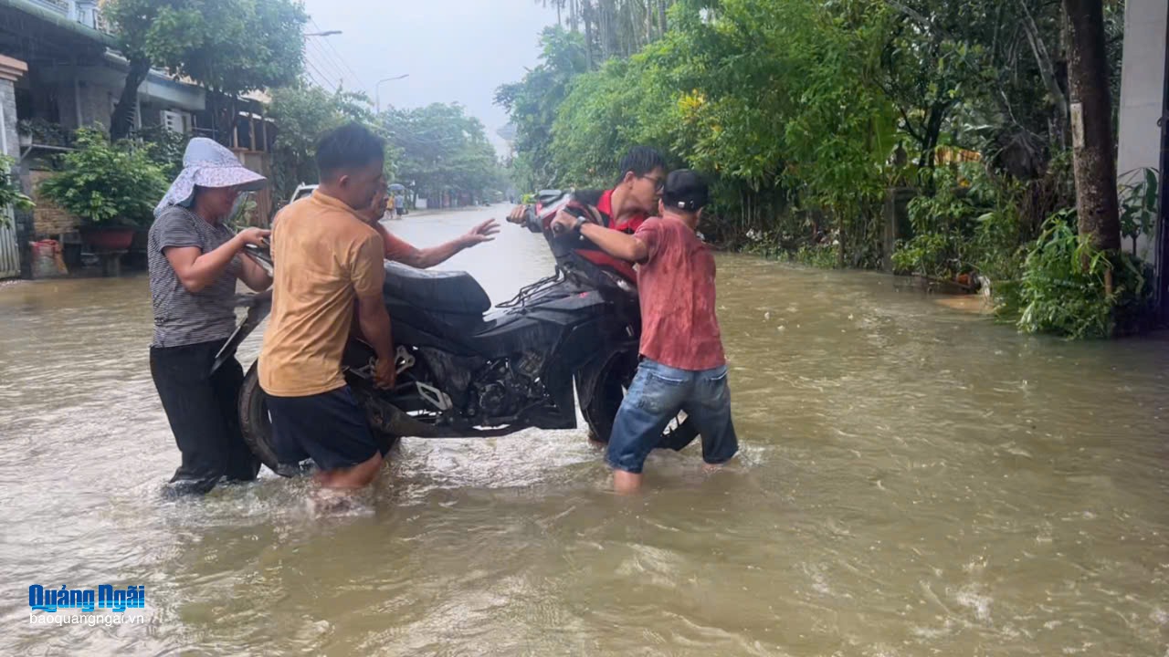 Nước lũ trên sông Trà Bồng tiếp tục dâng cao