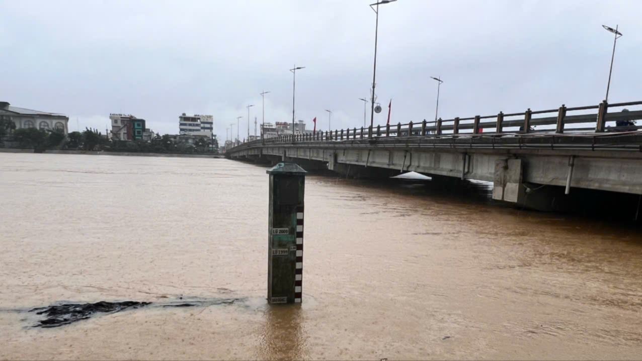 Mưa lớn kéo dài, cảnh báo lũ trên các sông ở Quảng Ngãi