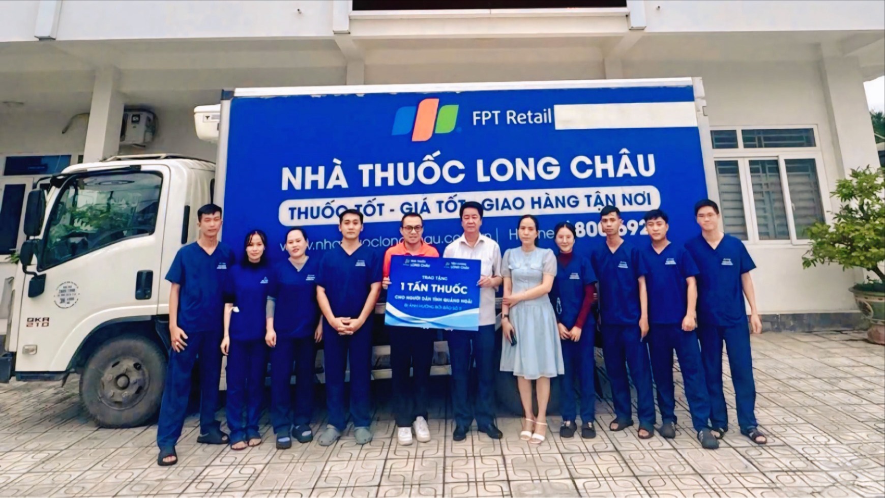 Long Châu hỗ trợ khẩn cấp 1 tấn thuốc và vật tư y tế, tiếp sức người dân Quảng Ngãi sau mưa lũ