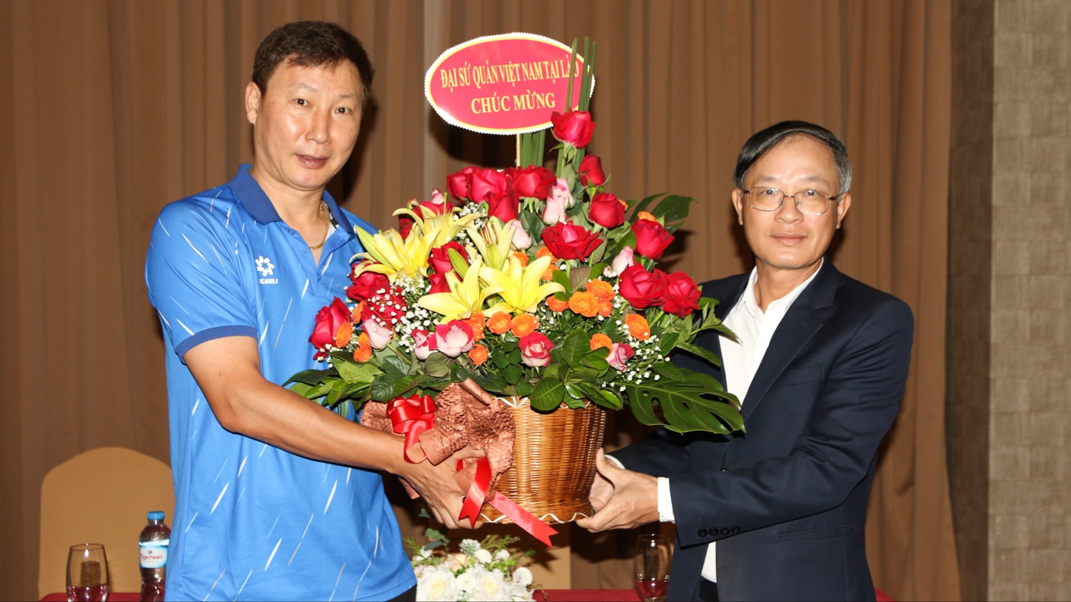 Đại sứ quán Việt Nam tại Lào thăm và động viên đội tuyển Việt Nam