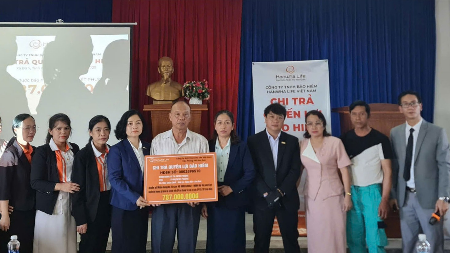 Hanwha Life Việt Nam chi trả hơn 800 triệu đồng cho một khách hàng tại Bờ Y