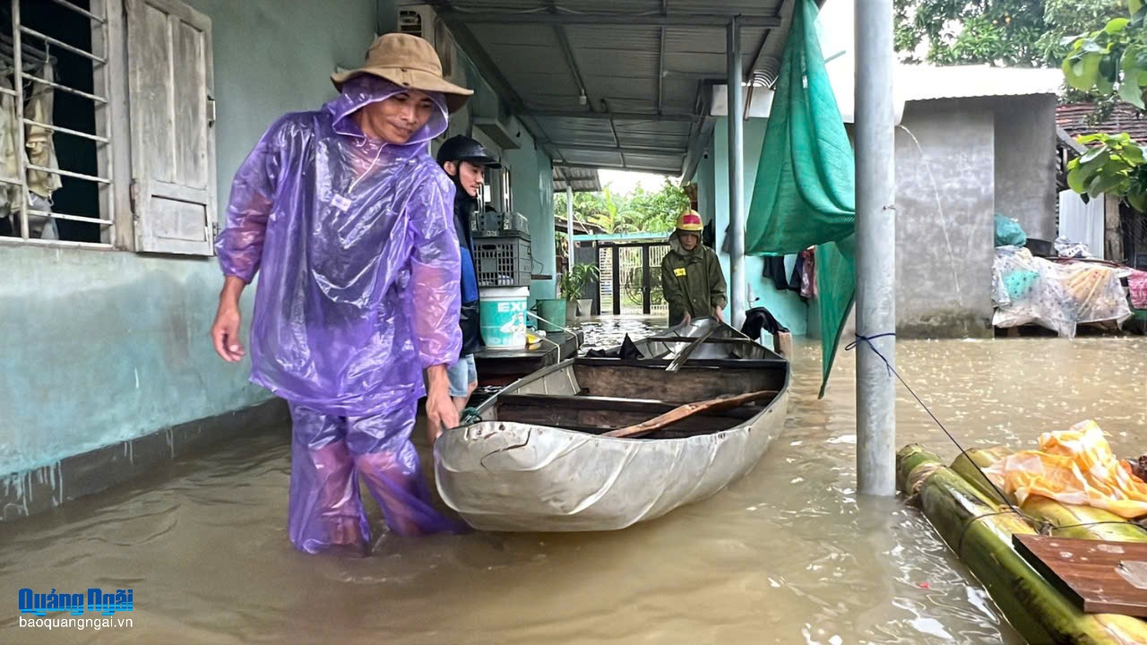 Nước lũ bao vây hơn 130 hộ dân