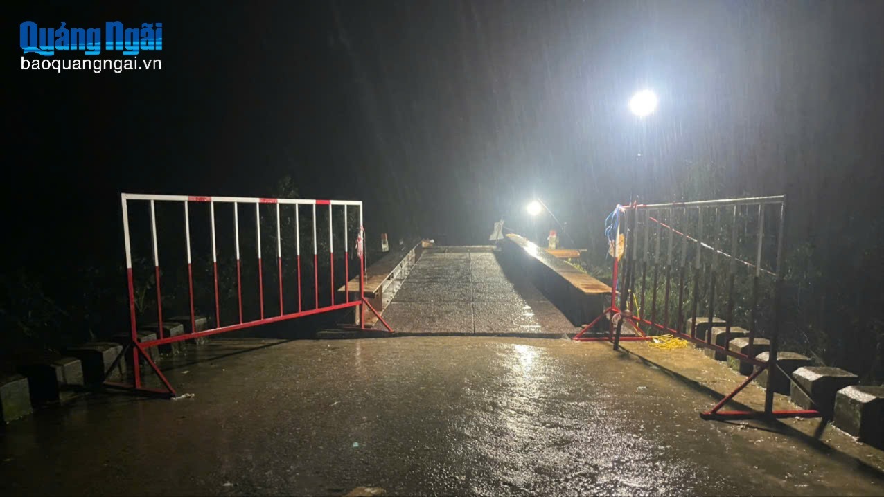 Tối 2/11, hoàn thành cầu tạm thay thế cầu Cây Sung bị sập