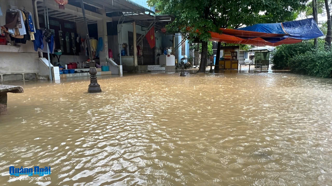 Mưa lớn kéo dài, lũ trên các sông lên nhanh