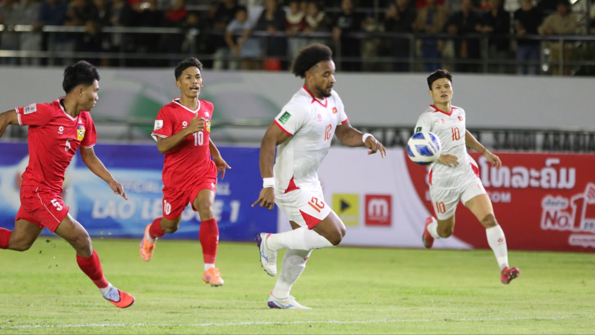 Xuân Son được đồng đội nhường sút penalty